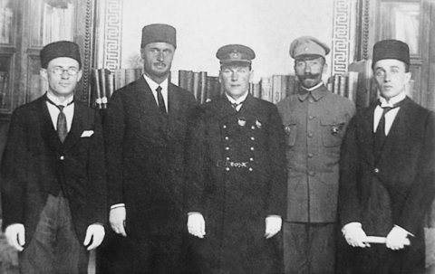 Ф.Ф. Раскольников (в центре) после приема у эмира афганского (1922)