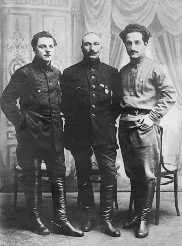 Советские военачальники в Кремле (слева направо): К.Е. Ворошилов, С.М. Буденный, Г.К. Орджоникидзе (1920)