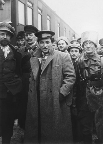Петроградский вождь Г.Е. Зиновьев (в центре) перед отъездом в действующую армию (1918)