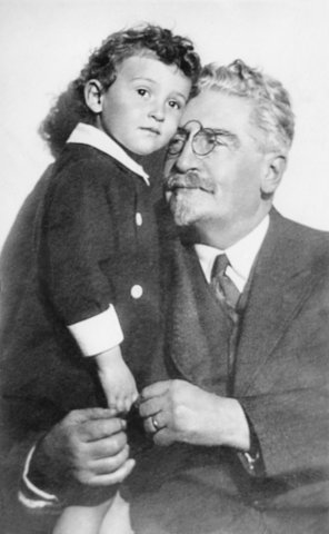 Л.Г. Левин с внуком (1934?)