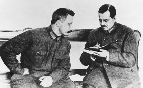 М.В. Фрунзе диктует распоряжения своему заместителю И.С. Уншлихту (1925)
