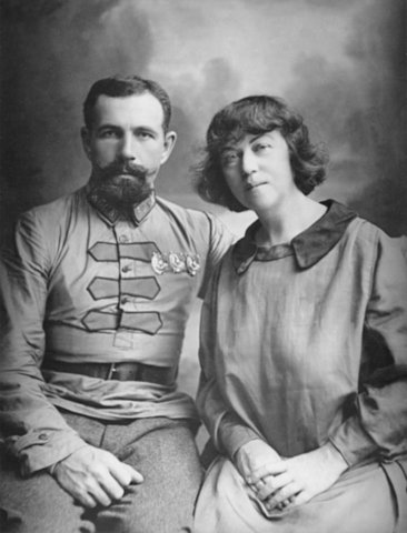 Красный командир П.Е. Дыбенко со своей гражданской женой А.М. Коллонтай (1922)